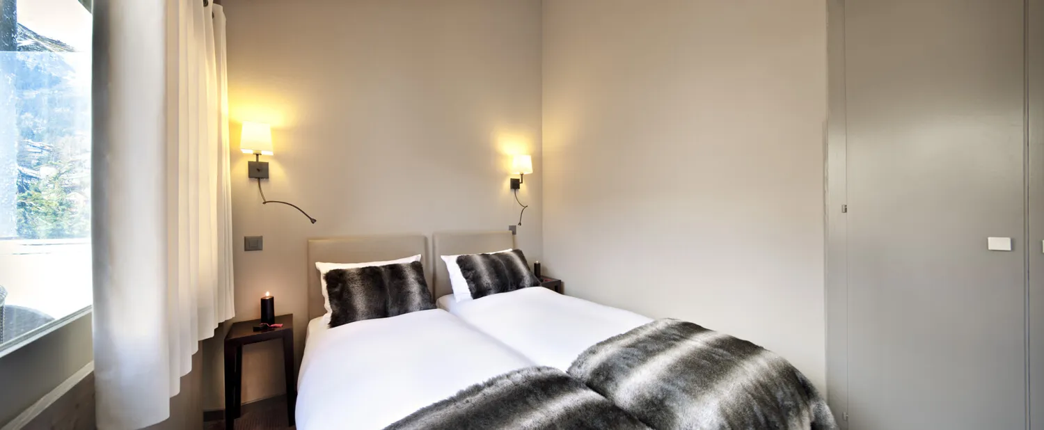 Chaletsvit med alpin inredning och balkong