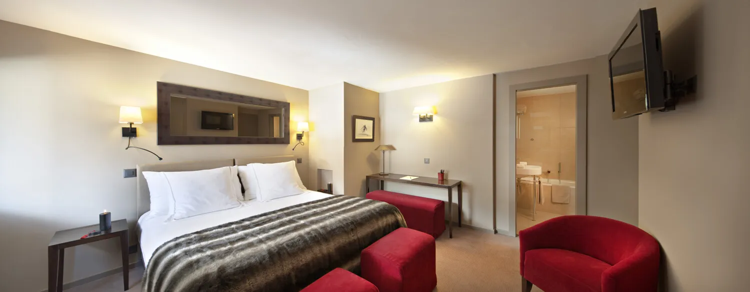 Chaletsvit med alpin inredning och balkong