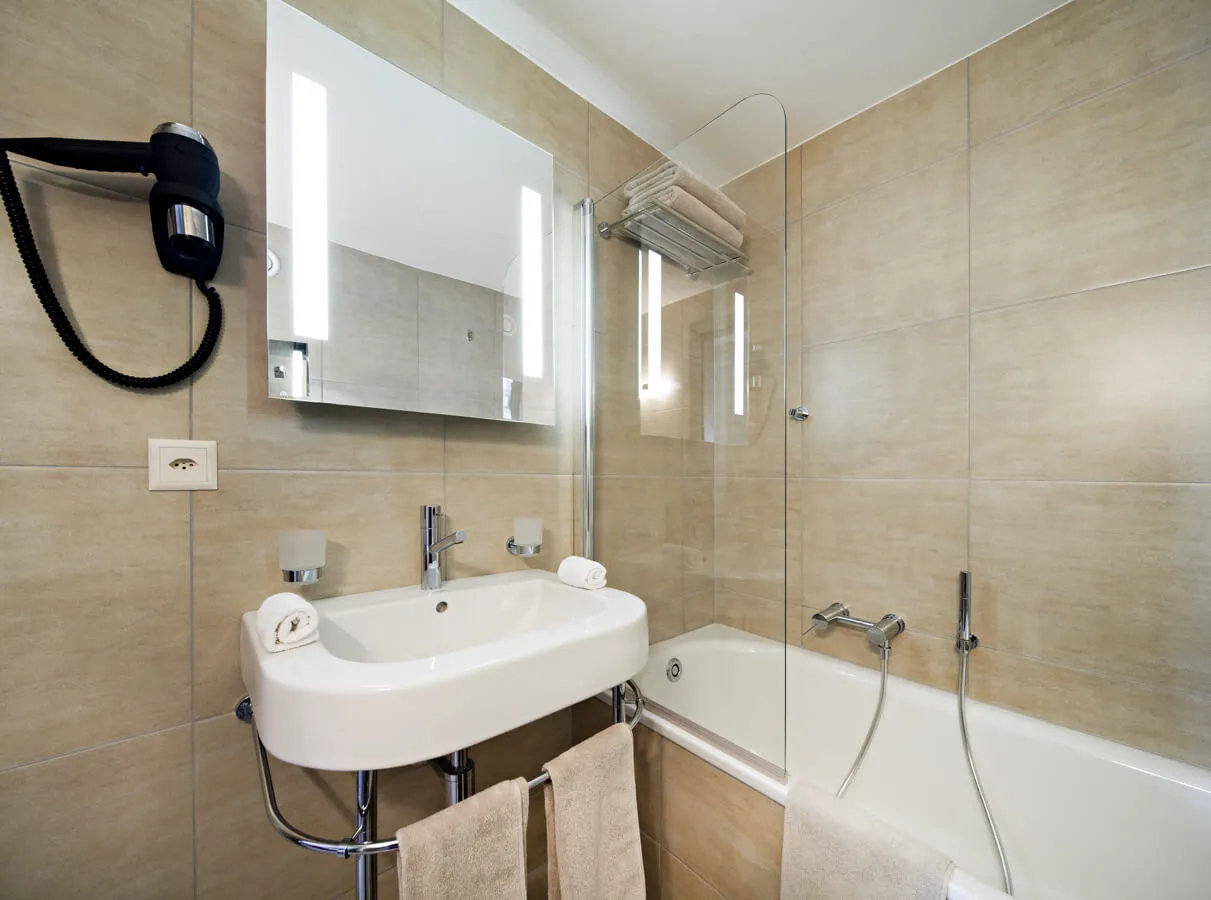 Chaletsvit med alpin inredning och balkong